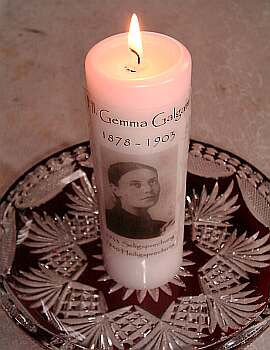 Geweihte Gemma Galgani-Kerze mit dem bekannten, attraktiven Fotoporträt
(Motiv selbst appliziert)