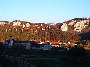 Kloster Beuron im herbstlichen Schatten;
im Hintergrund oben Burg Wildenstein