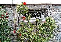 Klick: Bild 234kB: Fenstergitter in der Kellerebene