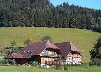 Ende von ,,Schwarzwaldhöfe;
Bild: Spätsommerliches Gehöft bei Oberwolfach in der Region Kinzigtal
(16.9.2007)