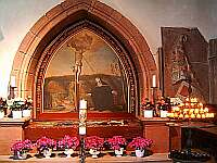 Klick: Grabbereich mit Kerzen in der Kirche; Langzeitaufnahme 131kB
