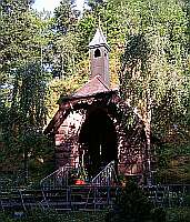 Klick: Tlw. in Felsen gehauen:
Luitgard-Kapelle vom Felsen gegenüber unten 176kB