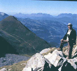 Kennerblick zum wilden Glacier de Bionnassay in der
Mont Blanc-Gruppe vom ,,Adlernest (,,le Nid d`Aigle); im Hintergrund die Aravis-Kette