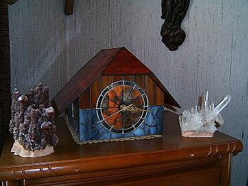 Eigenentwurf: Schwarzwaldmühle als Uhr (Funkuhrwerk), Tiffany-Glastechnik,
Zifferblatt symbolisiert Mühlrad, 6 versch. Gläser;
links Calcit, rechts Bergkristall