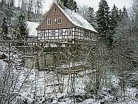 Klick: Freiere Gesamtansicht der Unteren Mühle im Winter 259kB