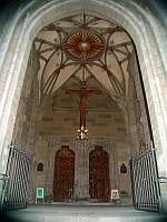 Klick: Hauptportal mit spätgotischen Türflügeln (1470) und riesigem, spätgotischem
Kruzifix; Papstwappen von 1955 (Pius XII.) 212kB