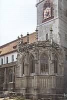 Klick: Außenansicht der gotischen Welserkapelle 241kB