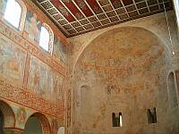 Klick: Eingangsbereich von St. Georg mit uralten Malereien 146kB