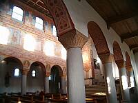 Klick: Linke Wand des Hauptschiffes mit den Säulen von St. Georg 126kB