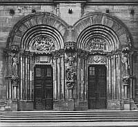 Klick: romanisches Südportal mit Mariä Tod und Krönung (beide im Bogenfeld),
Ecclesia (li) und Synagoge (re) 268kB