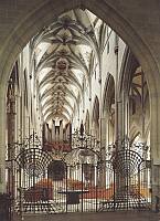 Klick: Langhaus zur Orgel, schmiedeeis. Gitter 301kB