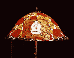 Klick: Bild 266kB: ,,Der Kuß´´ von P. Behrens in Glas