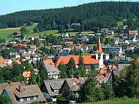 Klick: Im Dorf des Hochtales integriert: Pfarrkirche St. Urban in Schonach
272kB