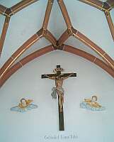Klick: Teil des spätgotischen Kreuzrippengewölbes (ca. 1540)
und Kreuz der Eingangshalle 163kB