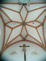 Klick: Spätgotisches Gewölbe der Eingangshalle mit Eingangskreuz 202kB