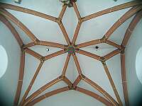Klick: Spätgotisches Kreuzrippengewölbe der Decke in der Eingangshalle
(ca. 1540) 140kB