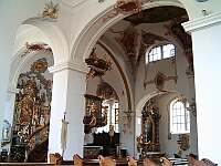 Klick: Vom linken Querschiff zu Hauptaltar, Kanzel,
rechtem Seitenaltar 172kB
