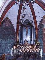 Klick: Nägelinkreuz mit barocker Pieta in gotischem Gewölbe 138kB