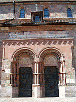 Klick: Eines der klassisch-romanischen Hauptportale mit den
bekannten Bronzetüren auf der Südseite 325kB