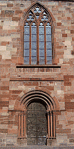 Klick: Romanisches Hauptportal und gotisches Fenster
im Westen (Mittelausschnitt) 391kB