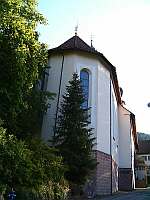 Klick: Ost-(Chor-)seite mit der Marienstatue 98kB