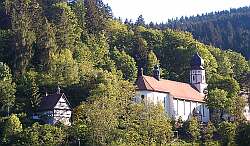 Klick: Gesamtansicht Wallfahrtskirche ,,Maria in der Tanne
in Triberg mit dem reizvollen Meßnerhaus von 1697 links 232kB