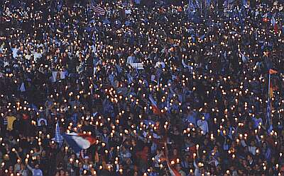 Szene aus der nächtlichen Vigil (?)
(Foto aus dem offiziellen Magazin des Weltjugendtages)