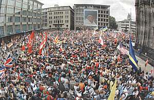Szene von der Domplatte (Foto aus dem ,,Konradsblatt)